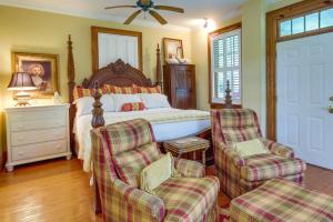 WashingtonRomantic Cottage in Washington Historic District的一间卧室配有一张床和两把椅子