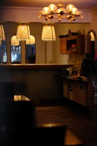 伊斯坦布尔Pearl Hotel İstanbul的厨房配有2个吊灯和台面