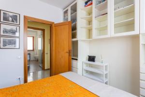 奥里斯塔诺Casa Grazia的一间卧室配有一张床和一个衣柜