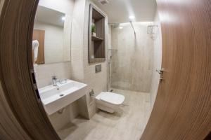锡比乌STELLA DI MONTE的浴室配有白色卫生间和盥洗盆。