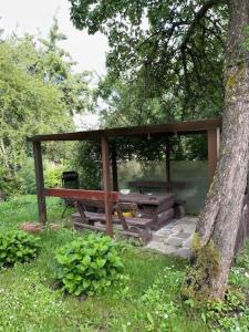 AugšlīgatnePauze的野餐棚,带桌子和树