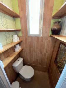 AugšlīgatnePauze的一间带卫生间和窗户的小浴室