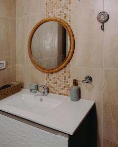 米茨佩·拉蒙Hippie house בית היפי的浴室设有白色水槽和镜子