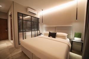 梅里达Ontico Urban Design Hotel的卧室设有一张白色大床和一扇窗户。