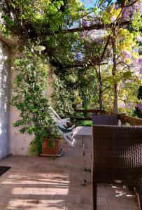 Stazzano拉揣维尔斯纳酒店的庭院配有桌椅和树木