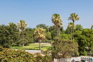 奥里斯塔诺Casa Grazia的享有棕榈树高尔夫球场的景色