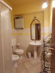 Stazzano拉揣维尔斯纳酒店的一间带卫生间、水槽和镜子的浴室