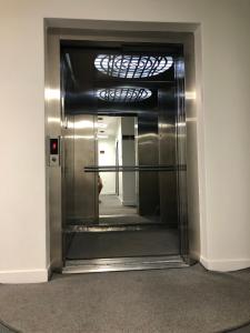 斯特鲁加Kubi Hotel的大楼内带金属电梯的走廊
