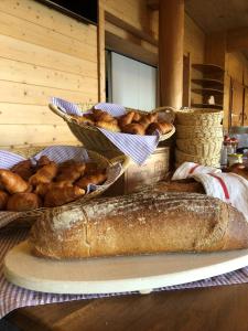 英格堡Bärghuis Jochpass - Alpine Hideaway - 2222müM的一张桌子,上面有几个篮子的面包和其他糕点