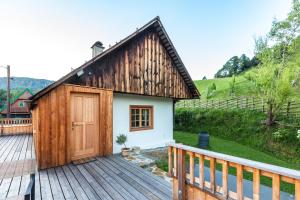 德意志兰茨贝格Zimmer am Weinberg的木屋设有木制甲板和房屋