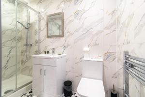 德比1BR Derby City Centre Flat 5 - Charnwood Flat的浴室配有卫生间、盥洗盆和淋浴。