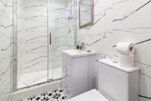 德比1BR Derby City Centre Flat 1 - Charnwood Flats的白色的浴室设有卫生间和玻璃淋浴间。