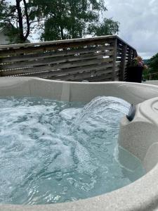 哥德堡Villalägenhet i Askim med havsutsikt的院子里装满水的浴缸