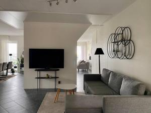 哥德堡Villalägenhet i Askim med havsutsikt的带沙发和平面电视的客厅