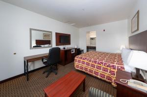 里奇克莱斯特美国套房汽车旅馆的酒店客房设有一间带一张床和一张书桌的卧室
