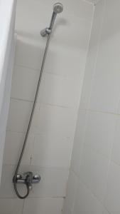 埃塞萨"Valentino hostel"的墙上的软管淋浴