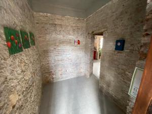 普埃布拉Hostal Casa De Arcos的一间拥有砖墙和壁画的房间