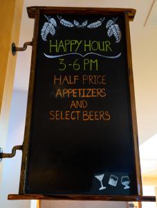 巴吞鲁日巴顿鲁日万豪酒店的标志上写着欢乐时光半价电器和精选啤酒