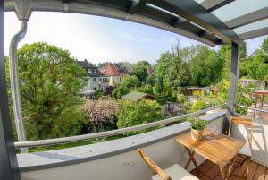 多特蒙德Appartement mit Balkon Westfalenhalle und Universität fußläufig的设有一个配有桌子并享有美景的阳台。