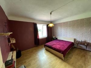 AugšlīgatnePauze的一间卧室设有紫色的床和窗户