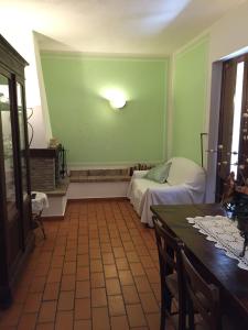 Mengara波焦天堂农家乐的绿色的客房配有床和桌子