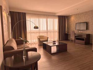 巴西利亚库比契克广场酒店的客厅配有沙发和桌子