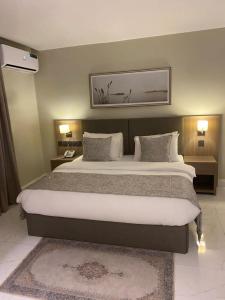 阿布贾Knightsbridge Hotel & Suites的一间卧室配有一张大床和两个枕头
