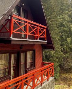 布拉索夫Casa Familiei的房屋一侧的红色阳台