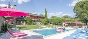加拉帕加尔La Pedriza的一座房子前的游泳池,游泳池内有粉红色的火烈鸟
