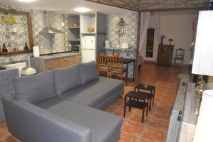 加拉帕加尔La Pedriza的带沙发的客厅和厨房