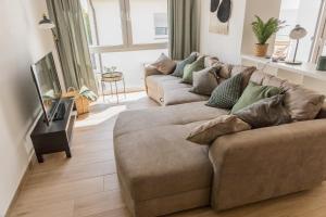 巴特萨尔茨乌夫伦Luxus Apartment Bad Salzuflen的客厅配有2张棕色沙发