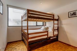 墨西哥城3 Bedrooms Apartment with Panoramic Terrace的带窗户的客房内的两张双层床