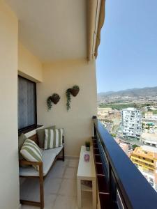 阿德耶Apartamento Vistas Paraiso的阳台配有沙发,享有城市景观。