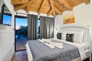 穆泰尔岛Golden Haven Luxe Bungalow Resort的一间卧室设有一张大床和一个大窗户