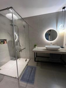 潘切Hotel,Căn Hộ Mũi Né Sea link的一间带水槽和玻璃淋浴的浴室