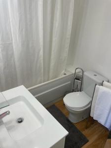 波尔图Burgães II Apartment的白色的浴室设有卫生间和水槽。