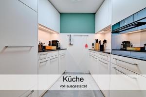 Seewis im PrättigauGemütliche 2.5 Zimmer Wohnung mit privater Sauna的厨房配有白色橱柜和玻璃墙