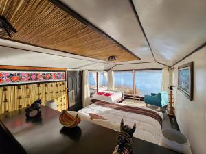普诺Casitas del Titicaca Peru的卧室里设有床,卧室里还养着狗