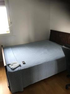 博韦Beauvais chambre 1的一张位于蓝色床垫间的床