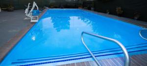 图莱里Quality Inn & Suites的蓝色海水大型游泳池