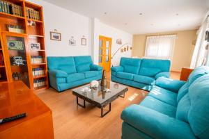 OturaVilla Entre dos Tierras的客厅配有蓝色的沙发和咖啡桌