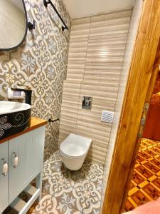 阿卡Hebi house的一间带卫生间和水槽的浴室