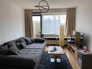 杜塞尔多夫Schöne, möblierte Wohnung mit Balkon und Tiefgarage的客厅配有沙发和桌子