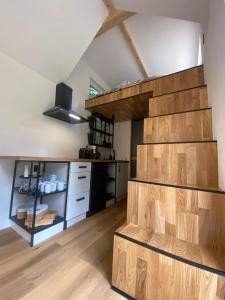 Tiny house Malý gurmán的一间厨房,内设木楼梯