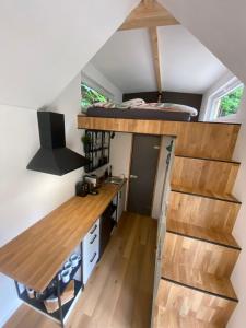Tiny house Malý gurmán的一间小房子,配有高架床和一张书桌