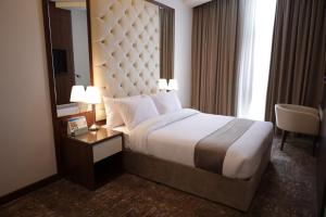 科威特Dolphin Continental Hotel的酒店客房,配有床和镜子