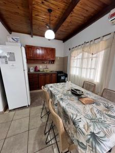 波萨达斯Departamento de La Nonna的厨房配有桌椅和冰箱。