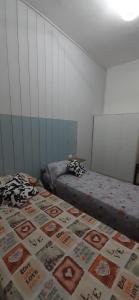 维亚雷焦appartamento vale的一间设有两张床的房间,上面有毯子