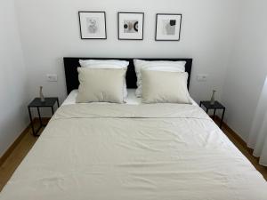 奥瑞比克Apartment Marta的一间卧室配有带白色床单和枕头的床。