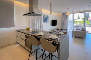 阿依纳帕City Napa Seaview Villas的厨房配有水槽和桌子